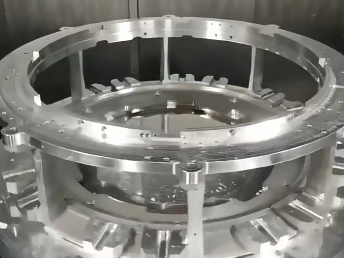 Vantaggi della lavorazione meccanica a 5 assi CNC nella produzione di pezzi