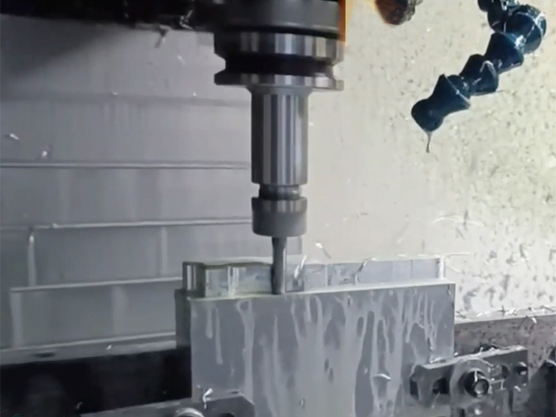 M&aacute;quina de 3 ejes en la fabricaci&oacute;n de autopartes.